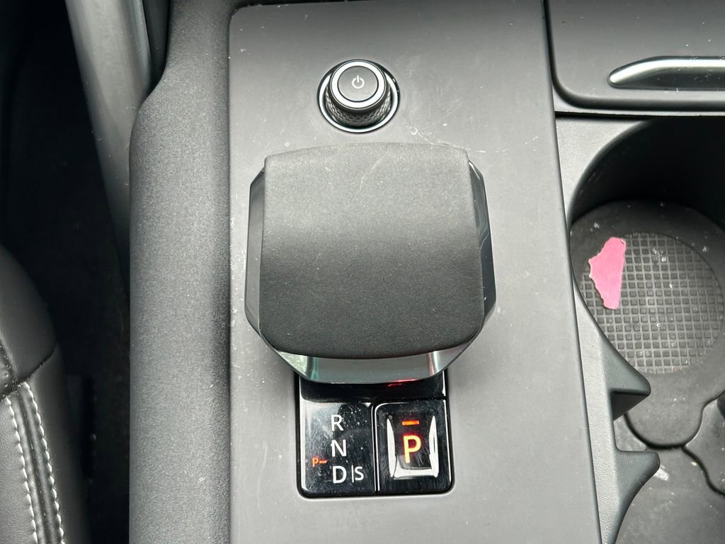 Used 2024 Land Rover Discovery Dynamic SE image 39