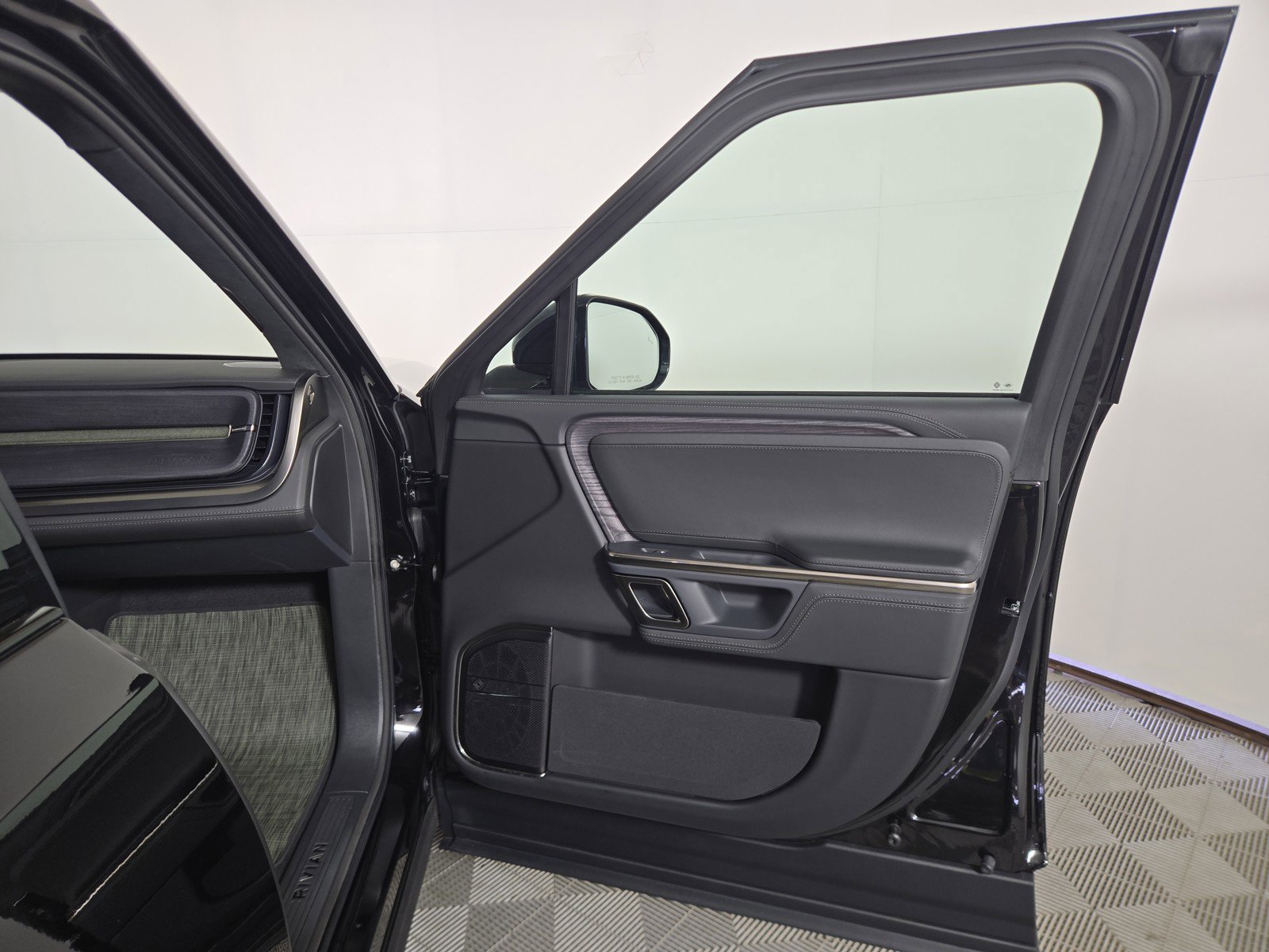 Used 2024 Rivian R1T Adventure AWD/4WD image 18