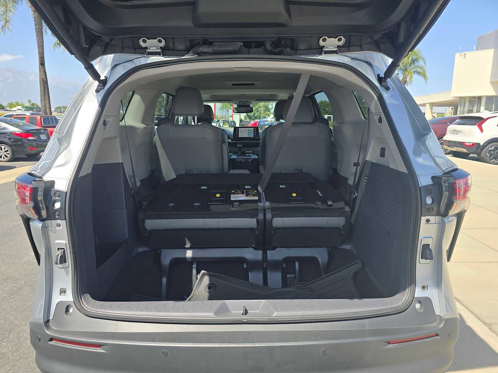 Used 2022 Toyota Sienna XLE w/ XLE Plus Package image 16