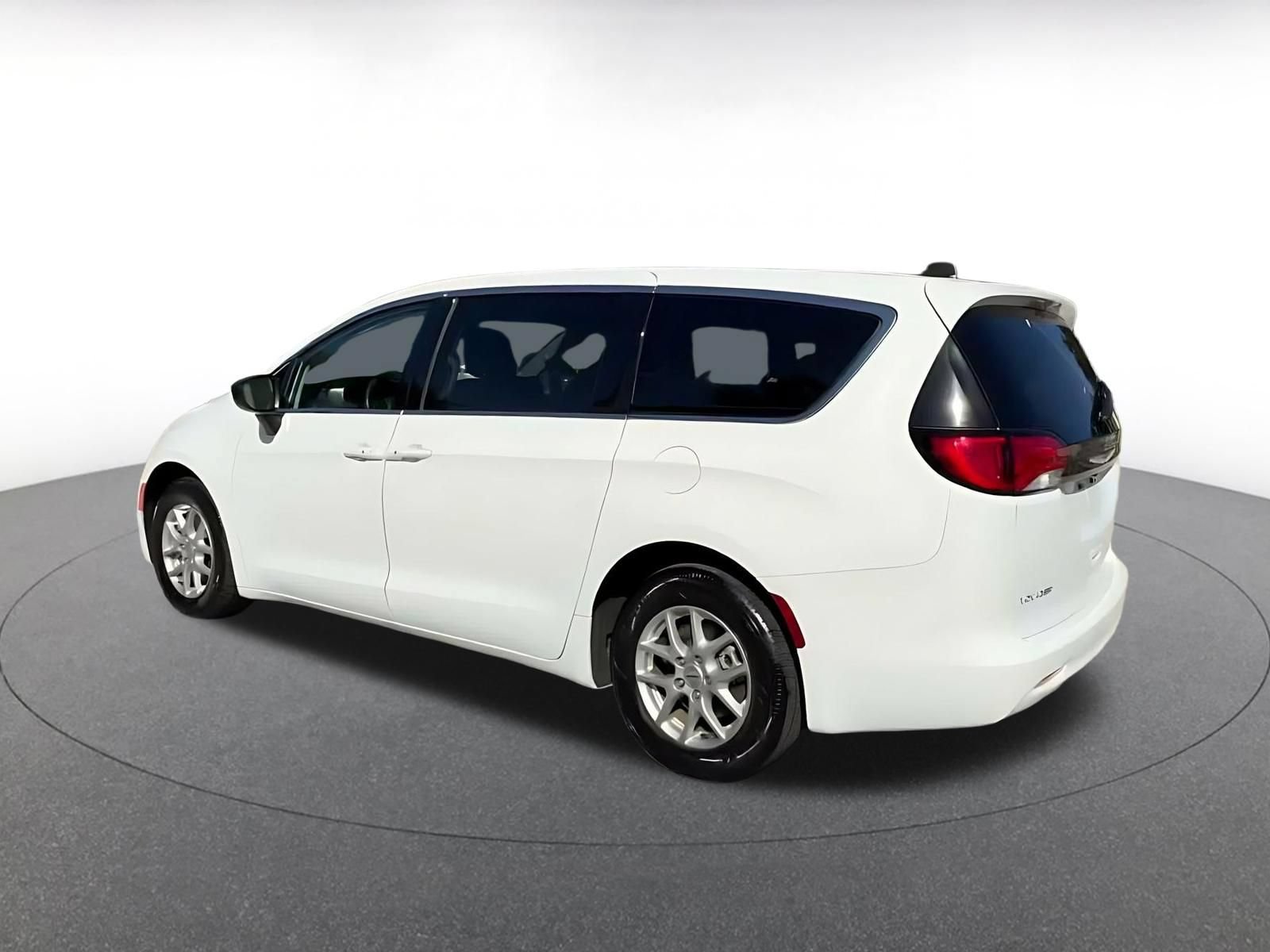 Used 2024 Chrysler Voyager LX FWD image 9