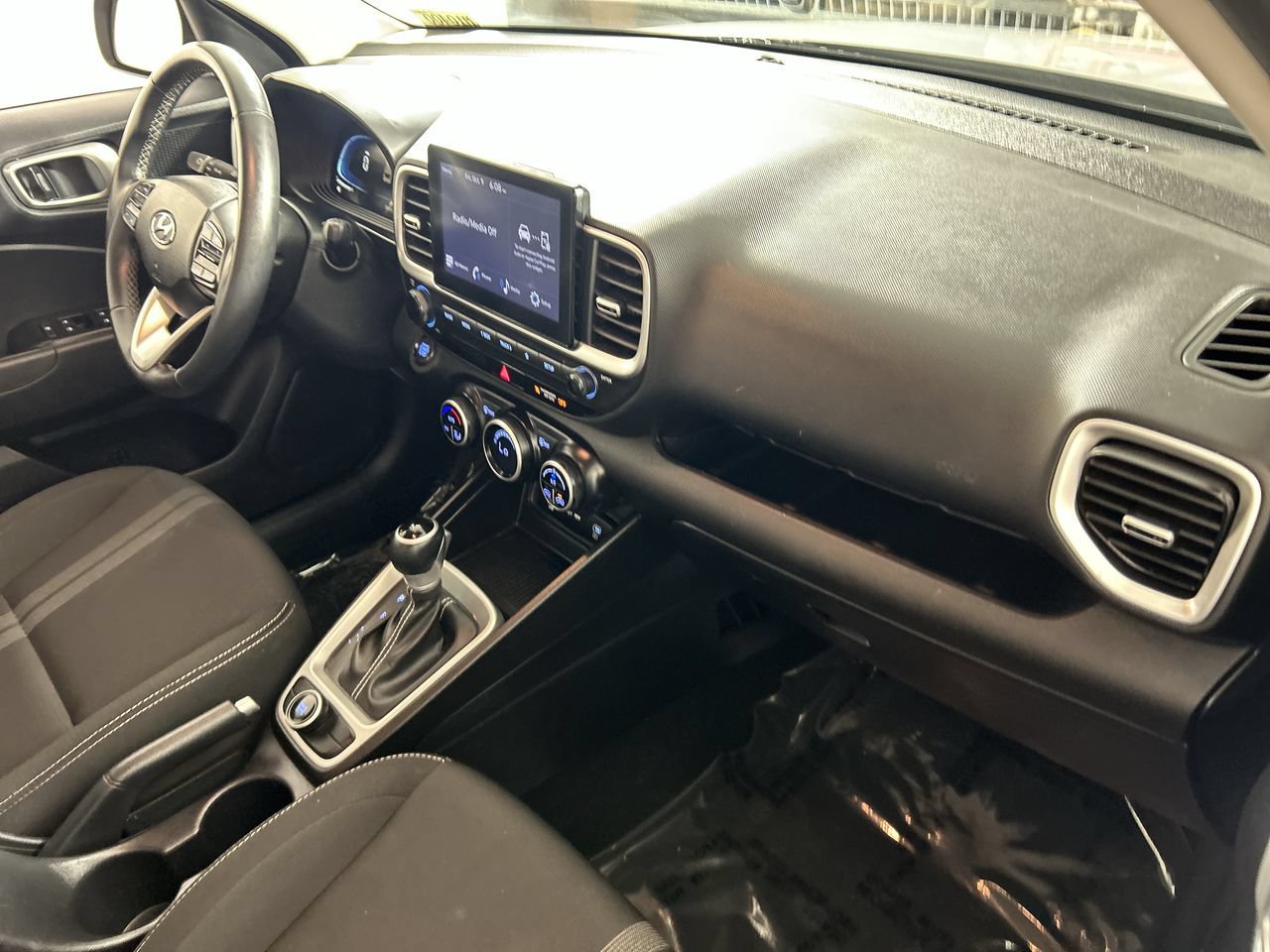 Used 2025 Hyundai Venue SEL FWD image 27