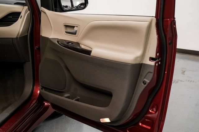 Used 2019 Toyota Sienna XLE Premium FWD image 39