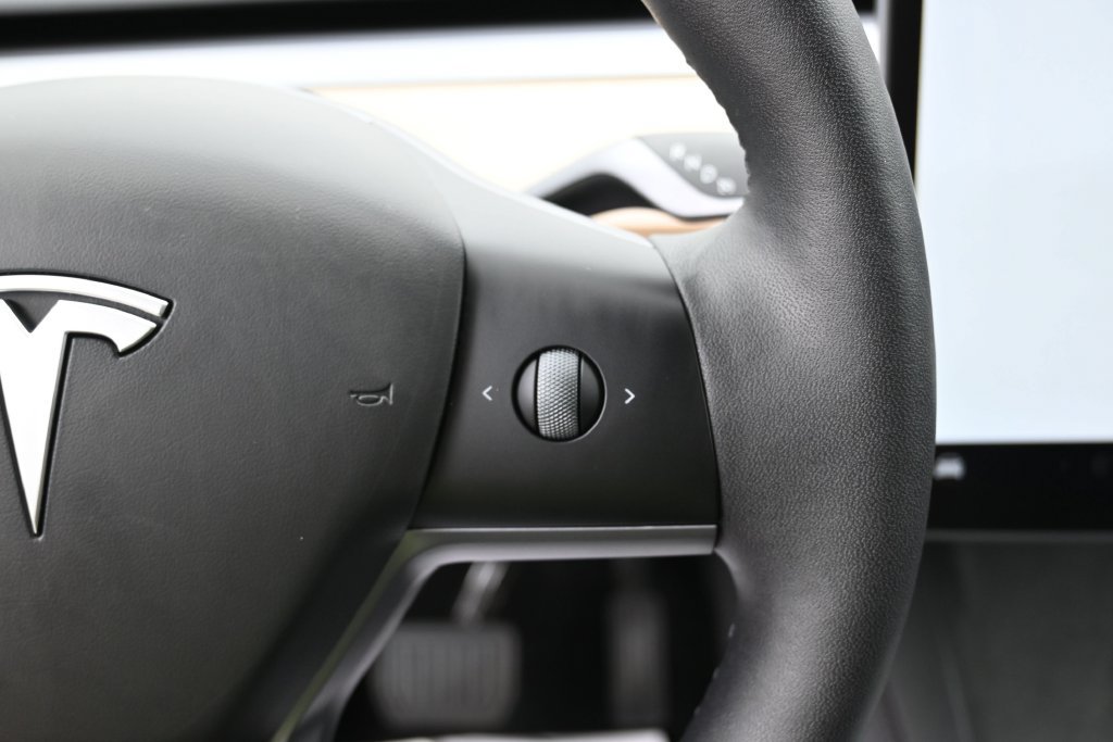 Used 2025 Tesla Model Y Long Range RWD image 18