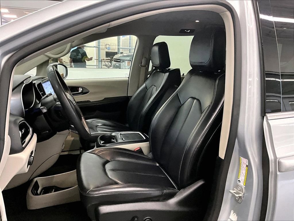 Used 2023 Chrysler Pacifica Touring-L FWD image 10