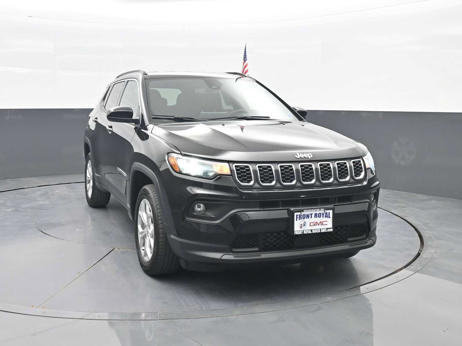 Used 2024 Jeep Compass Latitude AWD/4WD image 2
