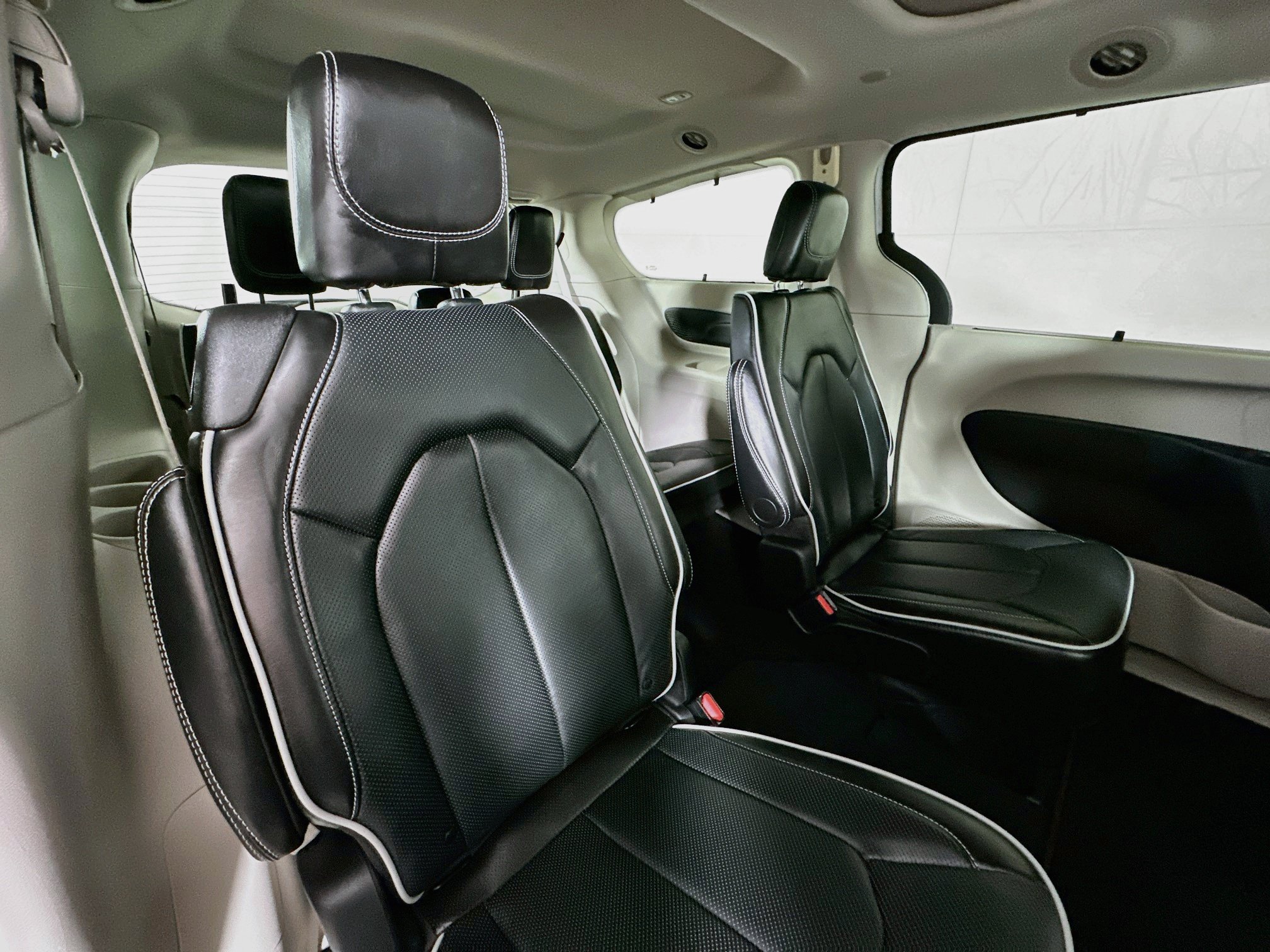 Used 2024 Chrysler Pacifica Limited FWD image 28