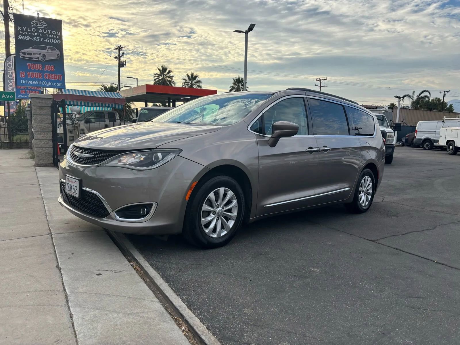 Used 2017 Chrysler Pacifica Touring-L image 4