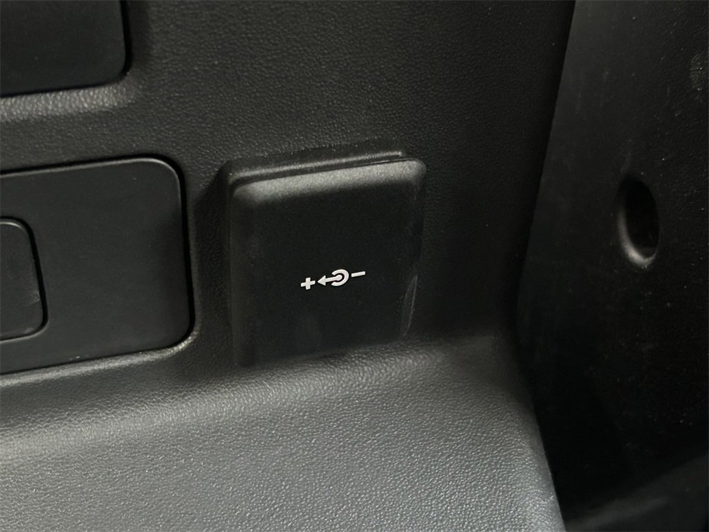 Used 2025 Land Rover Range Rover Velar Dynamic SE image 24