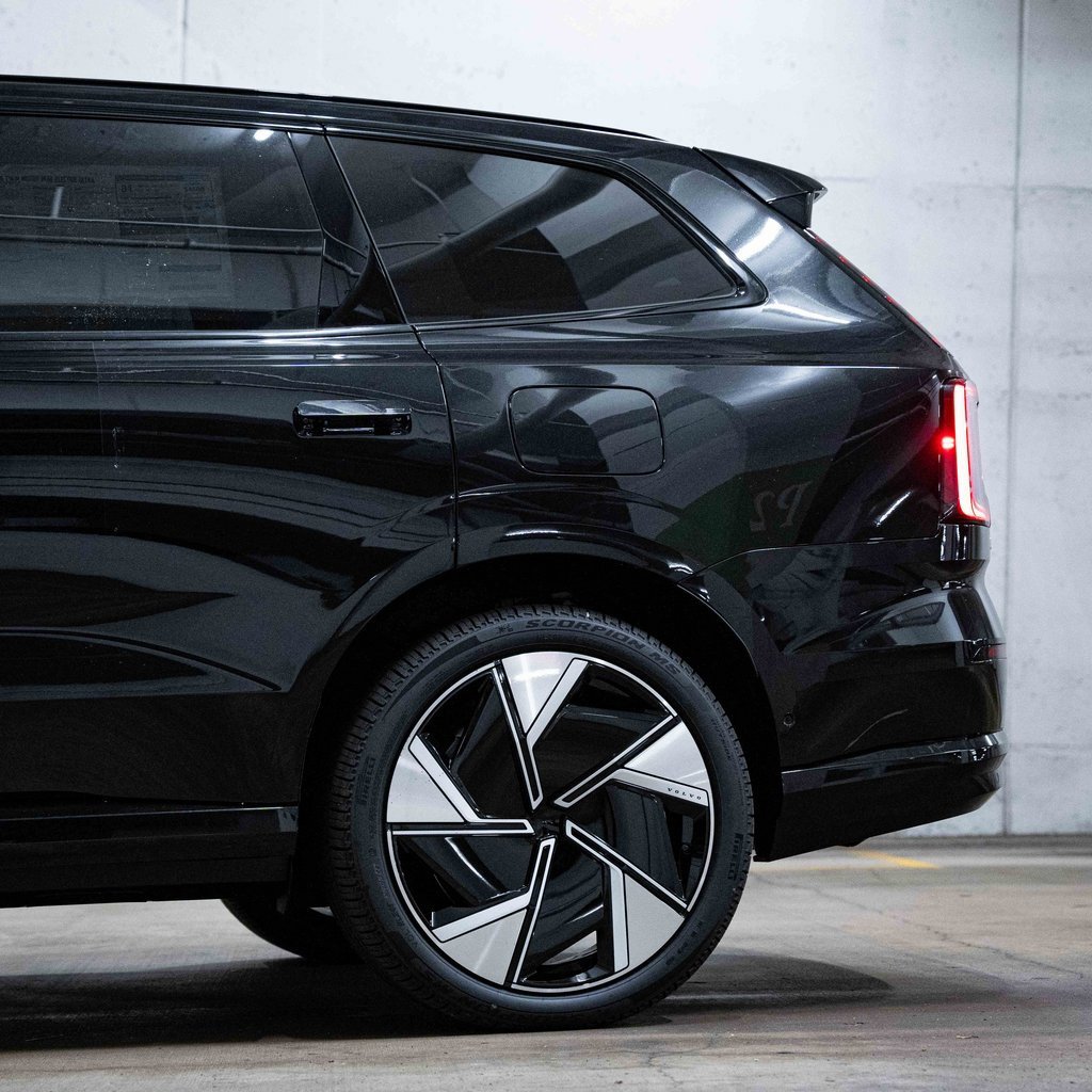 New 2025 Volvo EX90 Ultra image 3