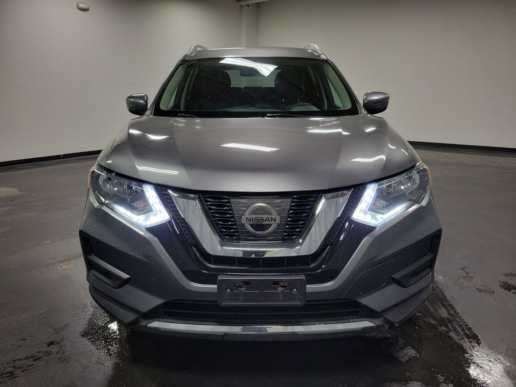 Used 2017 Nissan Rogue SV image 2