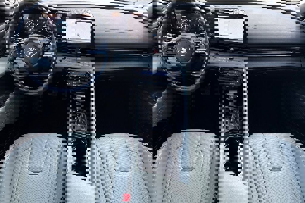 Used 2025 Hyundai Elantra Limited image 10