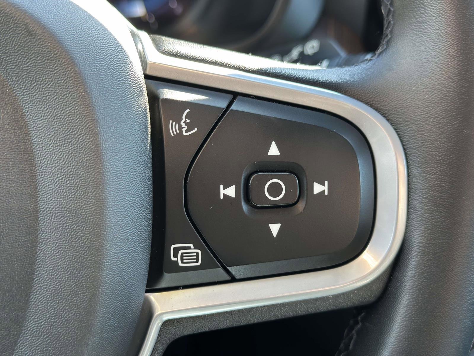 Used 2022 Volvo XC60 B5 Momentum w/ Climate Package image 15