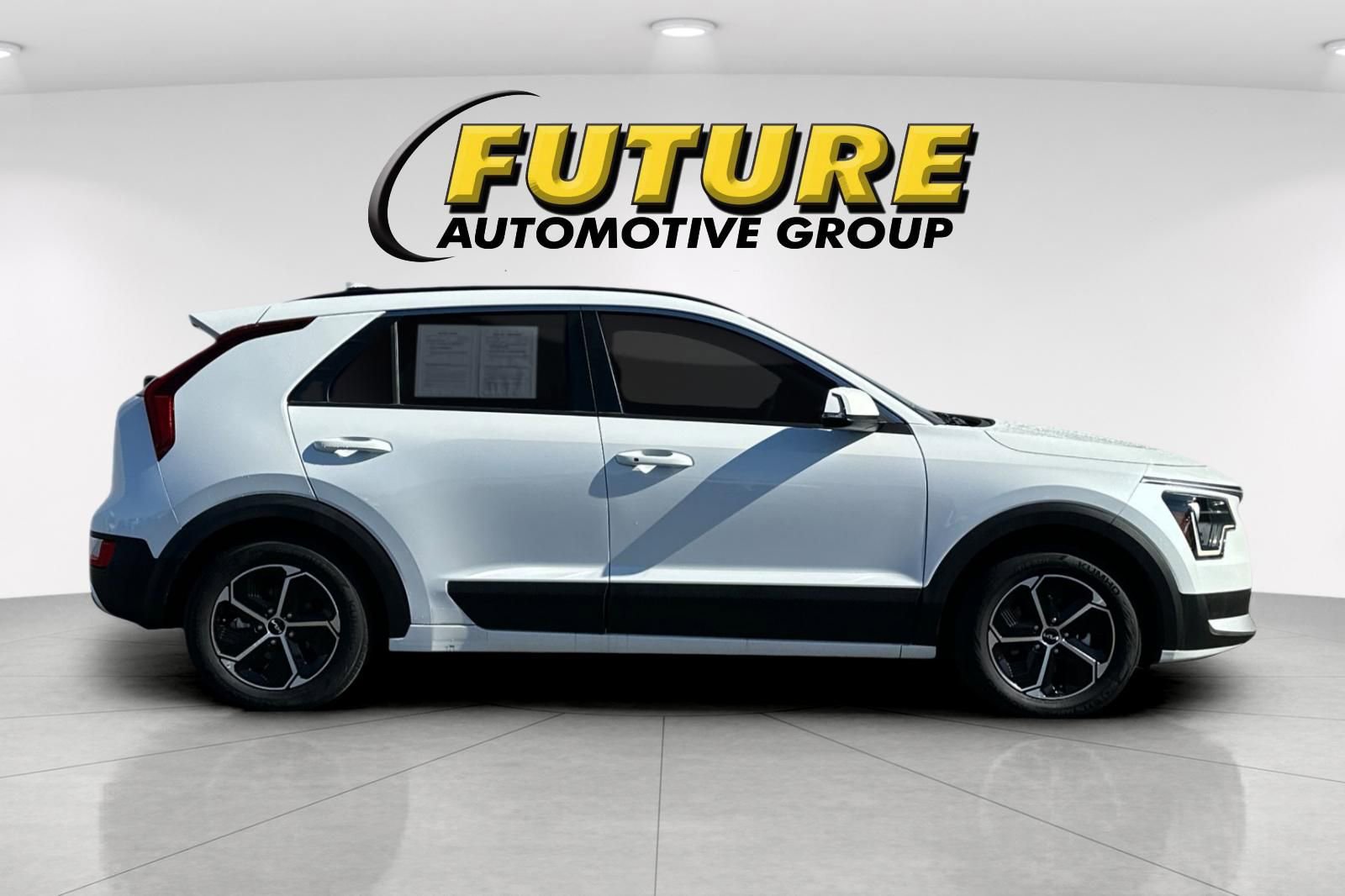 Used 2023 Kia Niro EX image 3