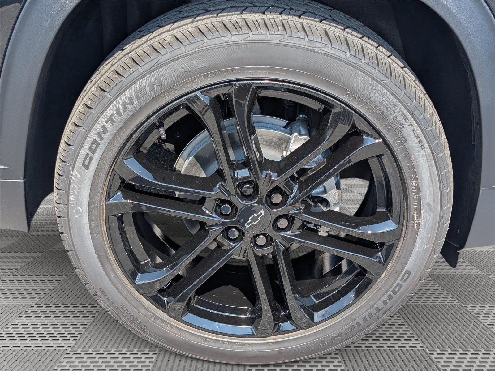 New 2027 Chevrolet Traverse LT w/ Driver Confidence Package FWD image 6