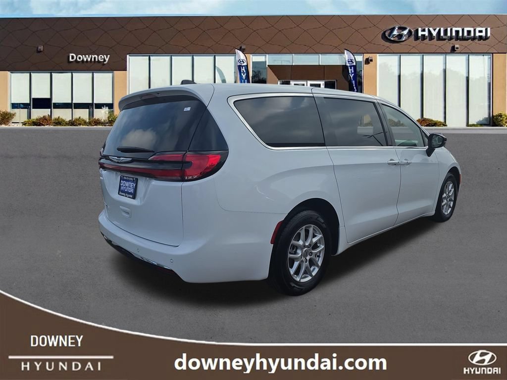 Used 2024 Chrysler Pacifica Touring-L FWD image 5