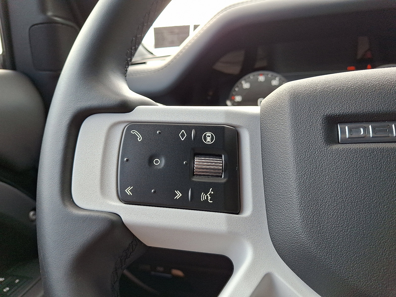 Certified 2025 Land Rover Defender 130 X-Dynamic SE image 21