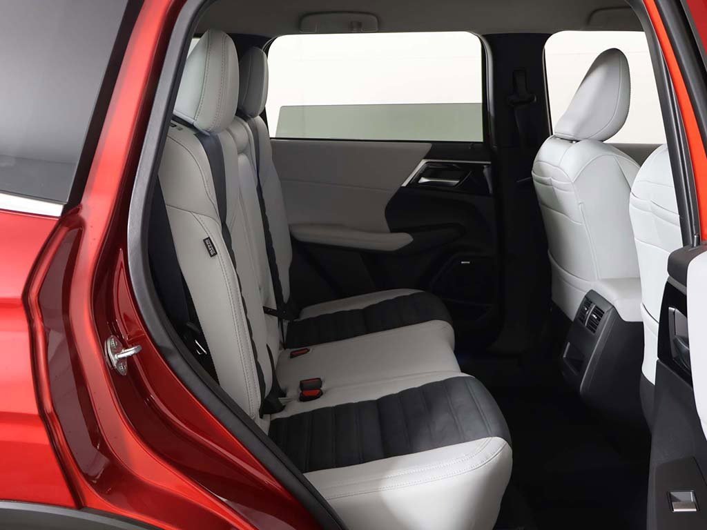 New 2025 Mitsubishi Outlander SE image 32