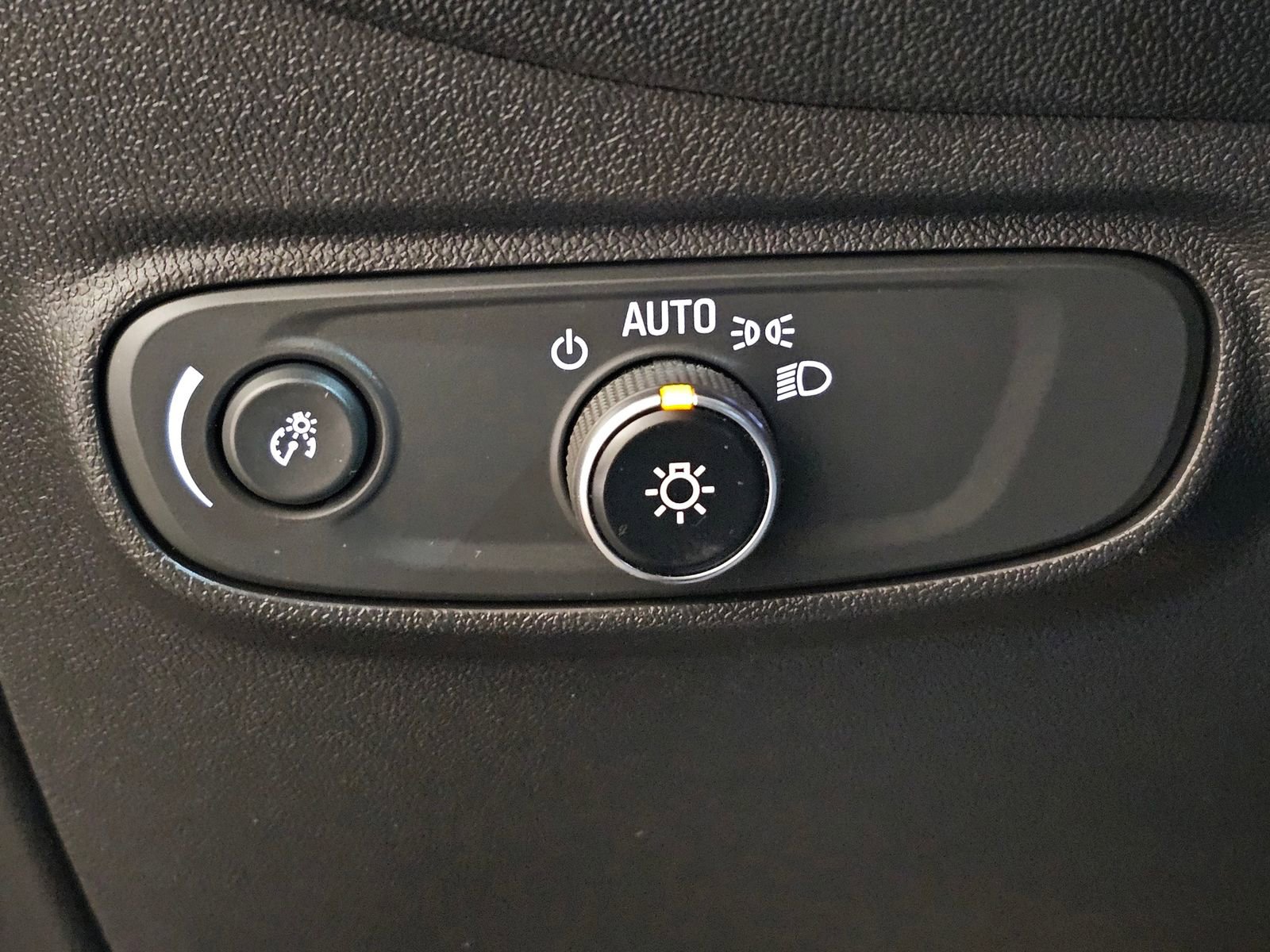 Used 2022 Chevrolet Equinox RS w/ Infotainment Package image 27