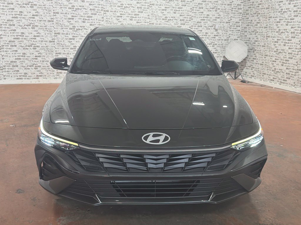 Used 2025 Hyundai Elantra Sport FWD image 2