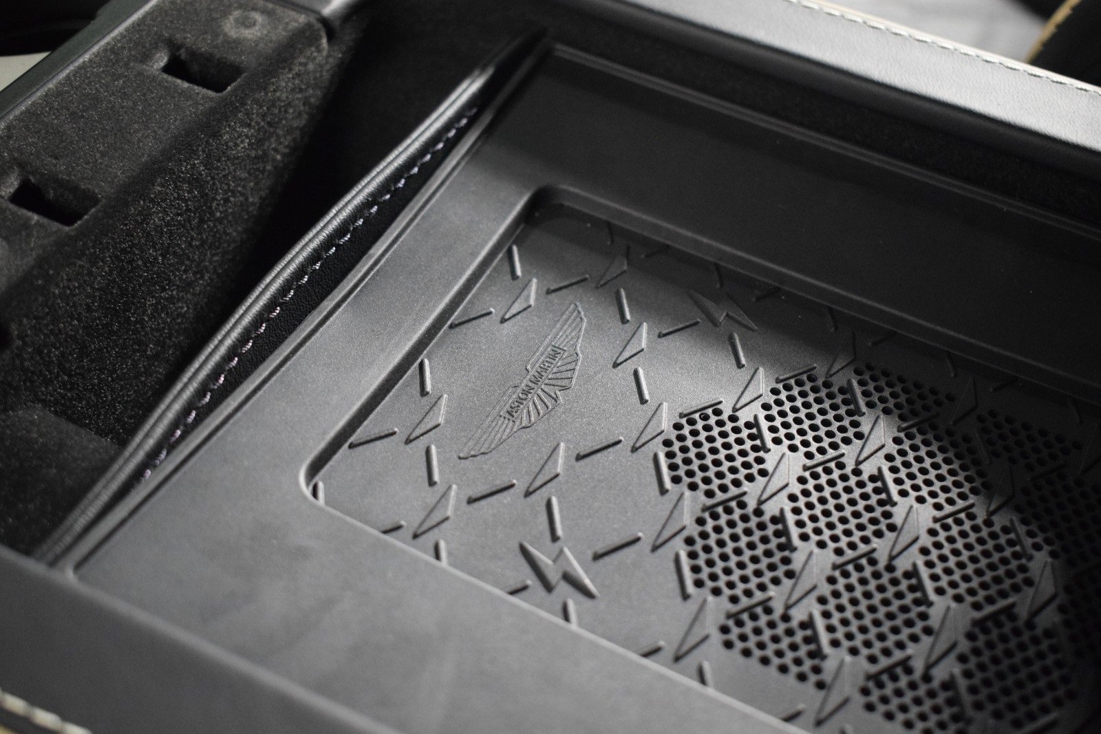 Used 2025 Aston Martin Vanquish image 35