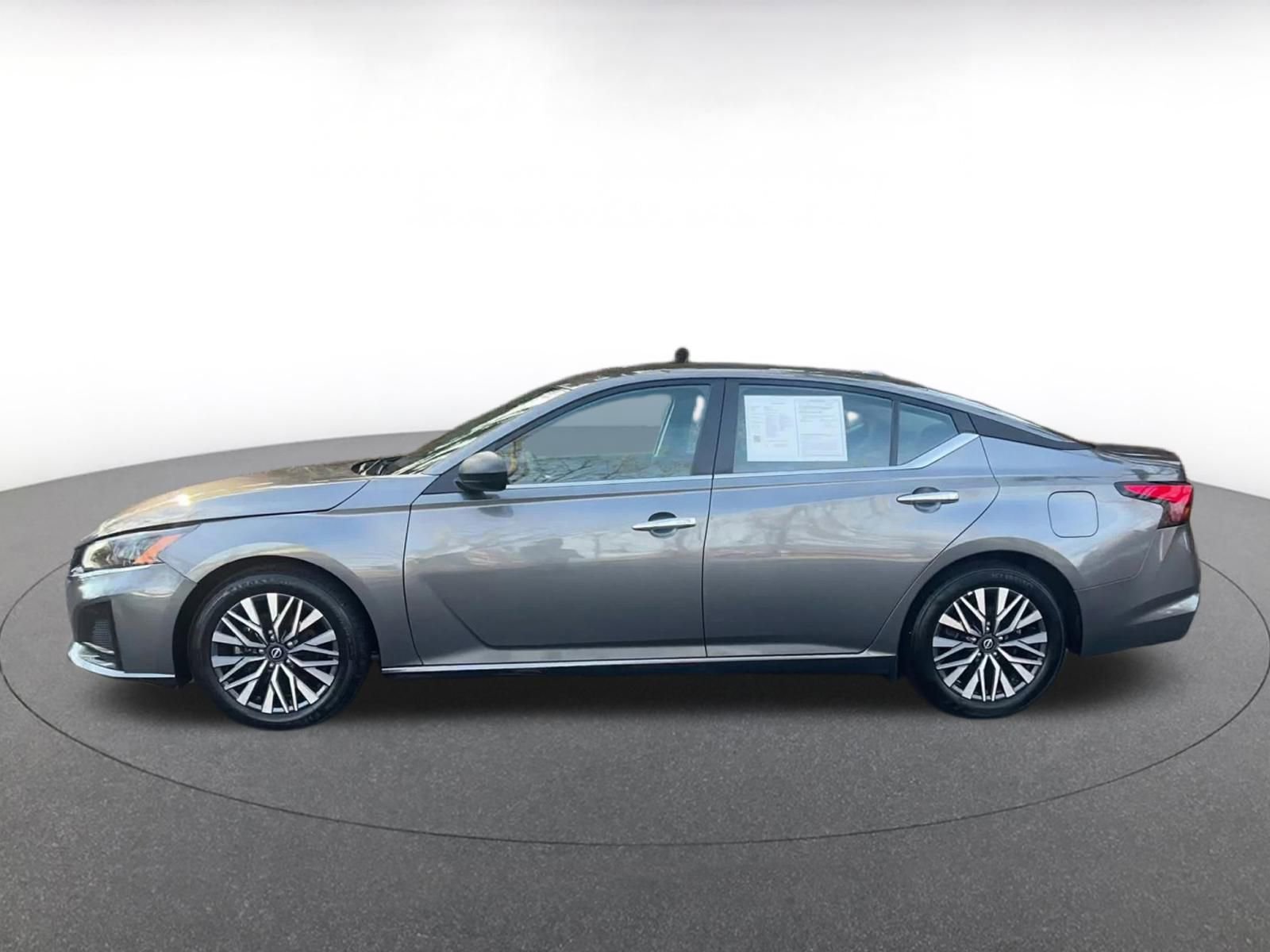 Used 2025 Nissan Altima 2.5 SV image 9