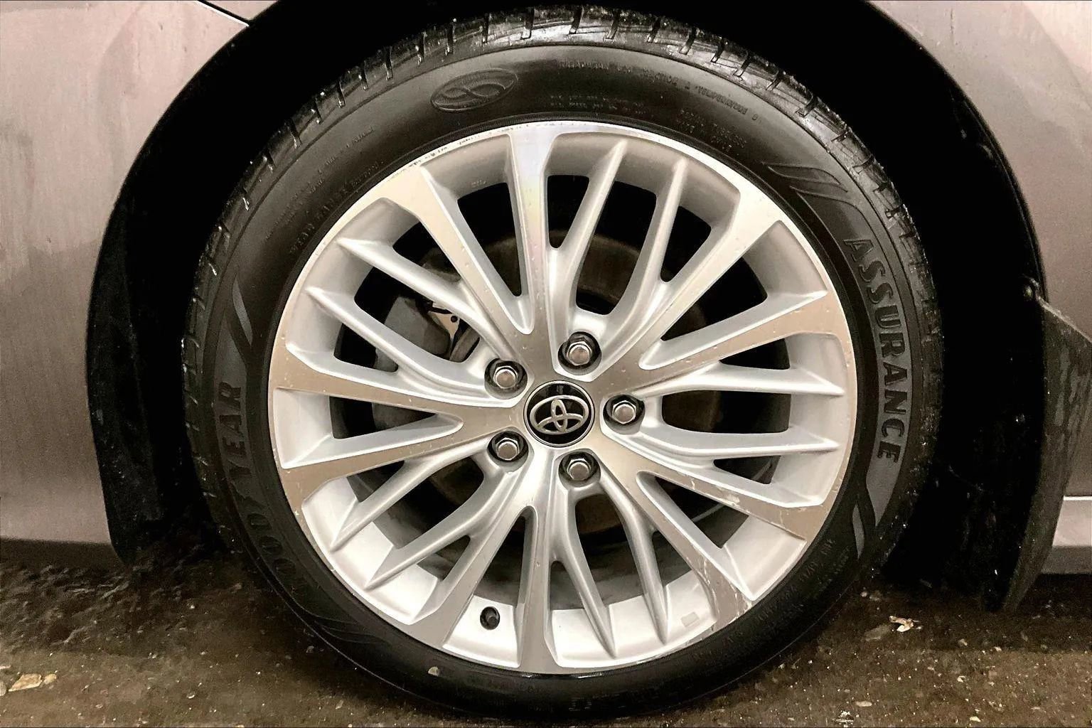 Used 2020 Toyota Camry XLE w/ Sunroof Package image 9