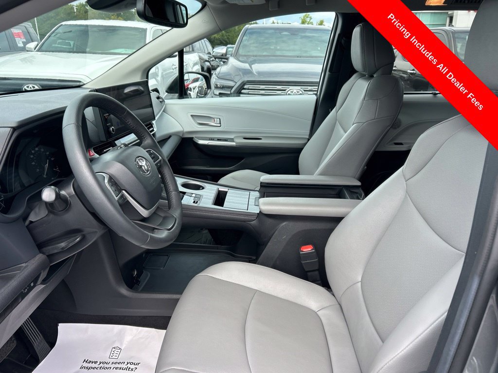 Used 2026 Toyota Sienna XLE FWD image 2