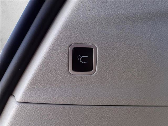 Used 2024 Chrysler Pacifica Touring-L FWD image 9