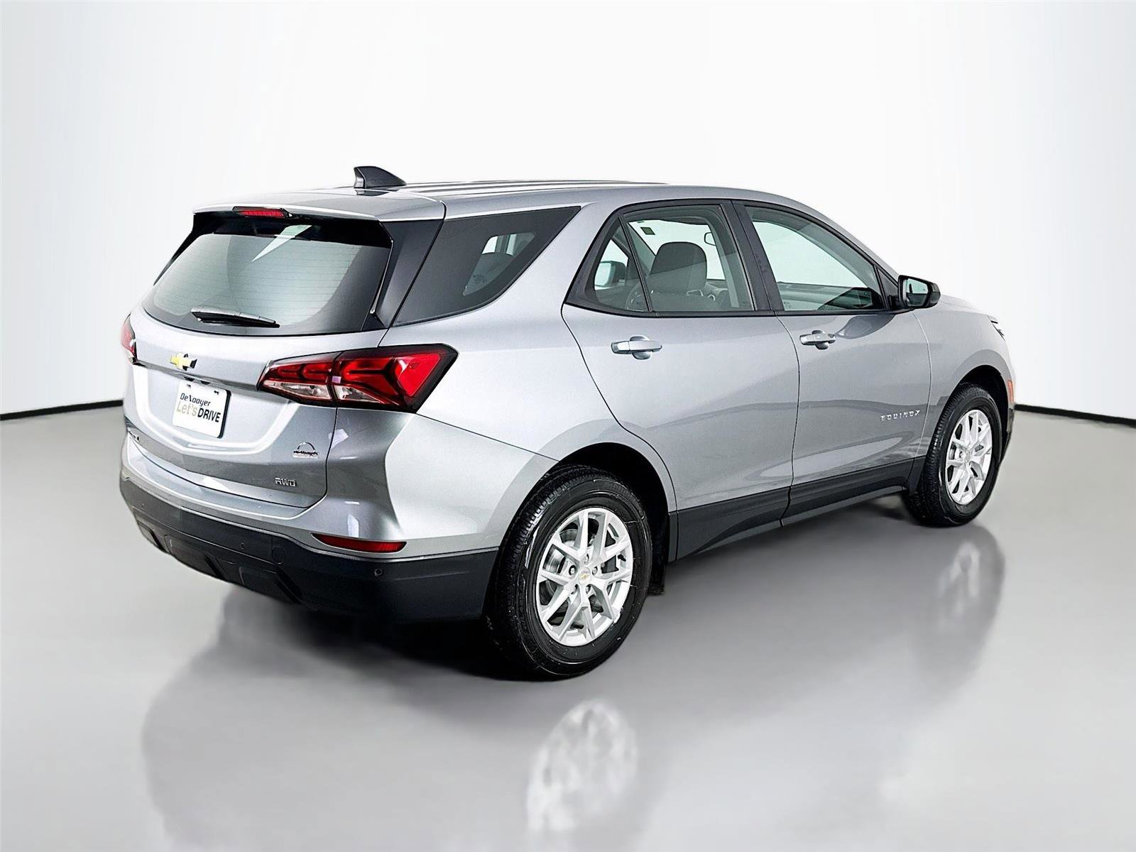 Used 2023 Chevrolet Equinox LS w/ Driver Confidence II Package AWD/4WD image 9