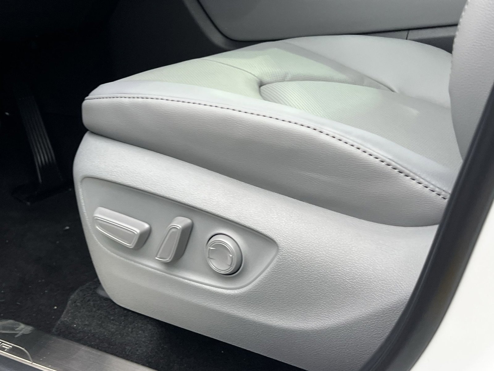 New 2025 Toyota Highlander Limited image 8