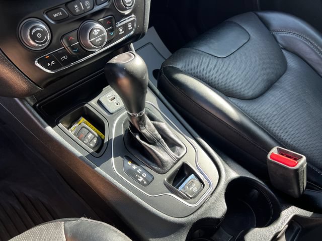 Used 2022 Jeep Cherokee Latitude Lux w/ Mopar Interior Package FWD image 20