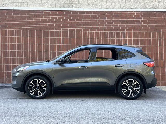 Used 2022 Ford Escape SE w/ SE Sport Appearance Package image 2