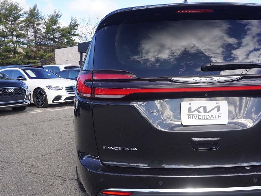 Used 2023 Chrysler Pacifica Touring-L image 15
