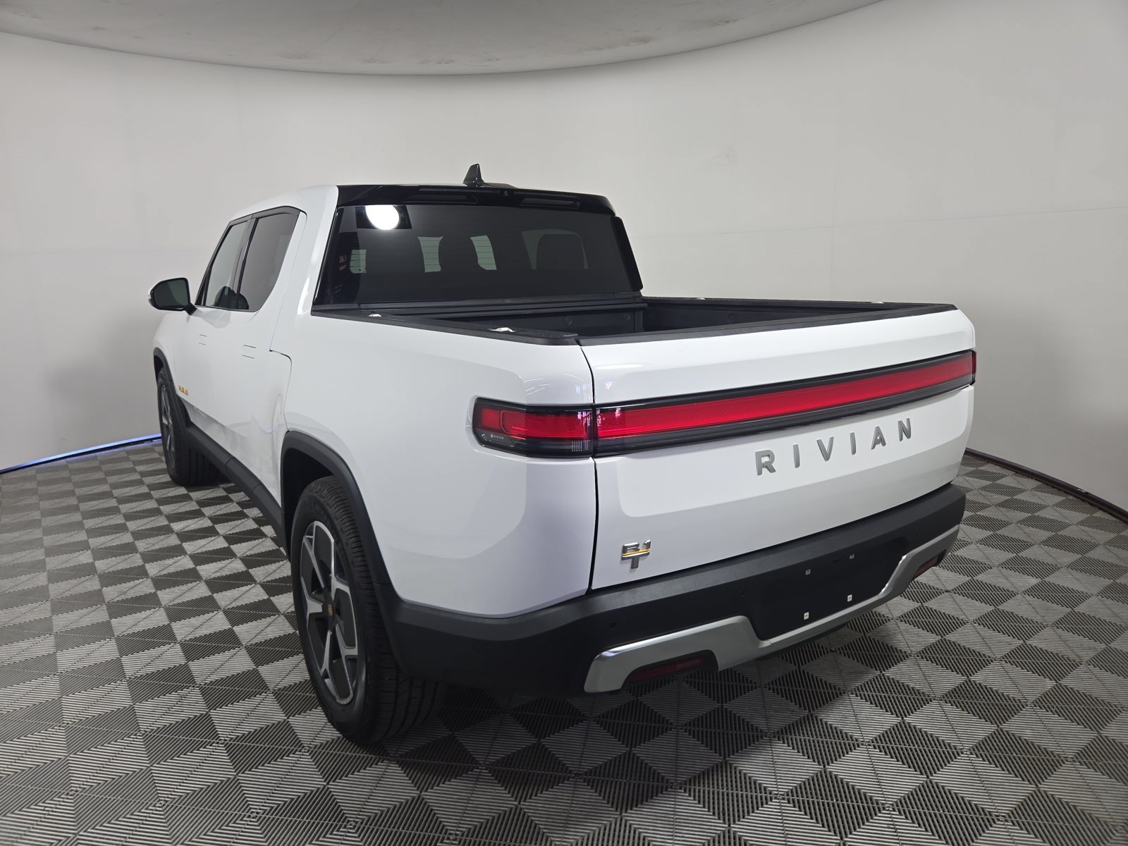 Used 2022 Rivian R1T Adventure AWD/4WD image 3