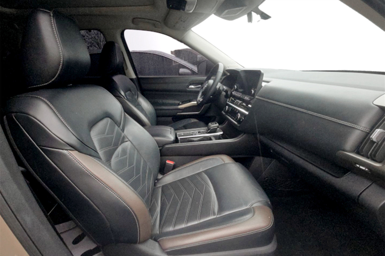 Used 2023 Nissan Pathfinder Platinum image 10