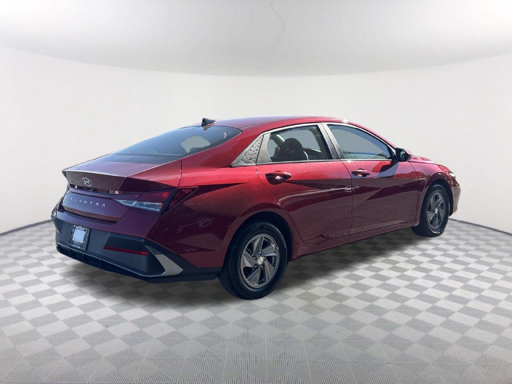 Used 2025 Hyundai Elantra SE FWD image 5