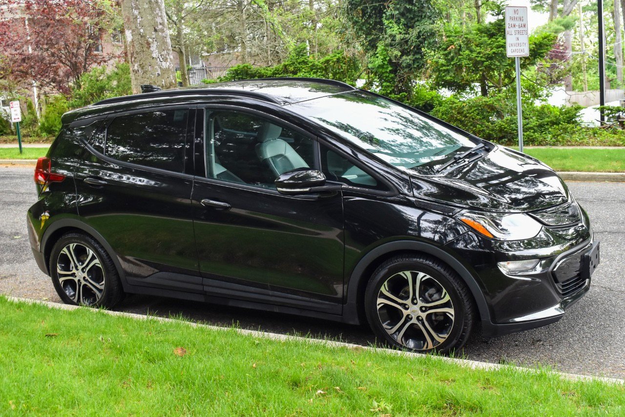 Used 2020 Chevrolet Bolt Premier w/ Infotainment Package FWD image 12