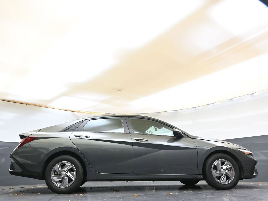 Used 2025 Hyundai Elantra SE image 42