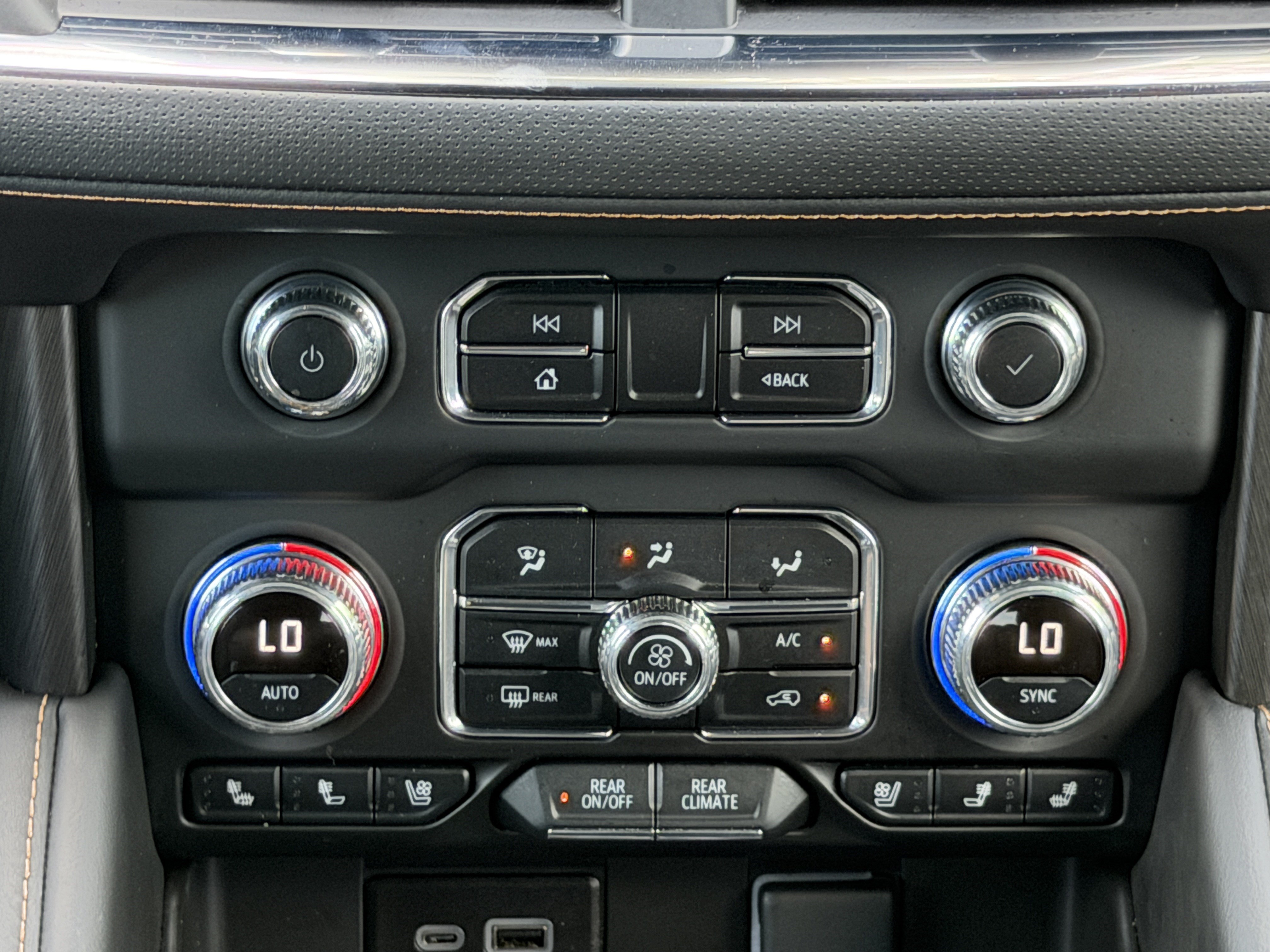 Used 2024 GMC Yukon AT4 w/ AT4 Premium Plus Package AWD/4WD image 27