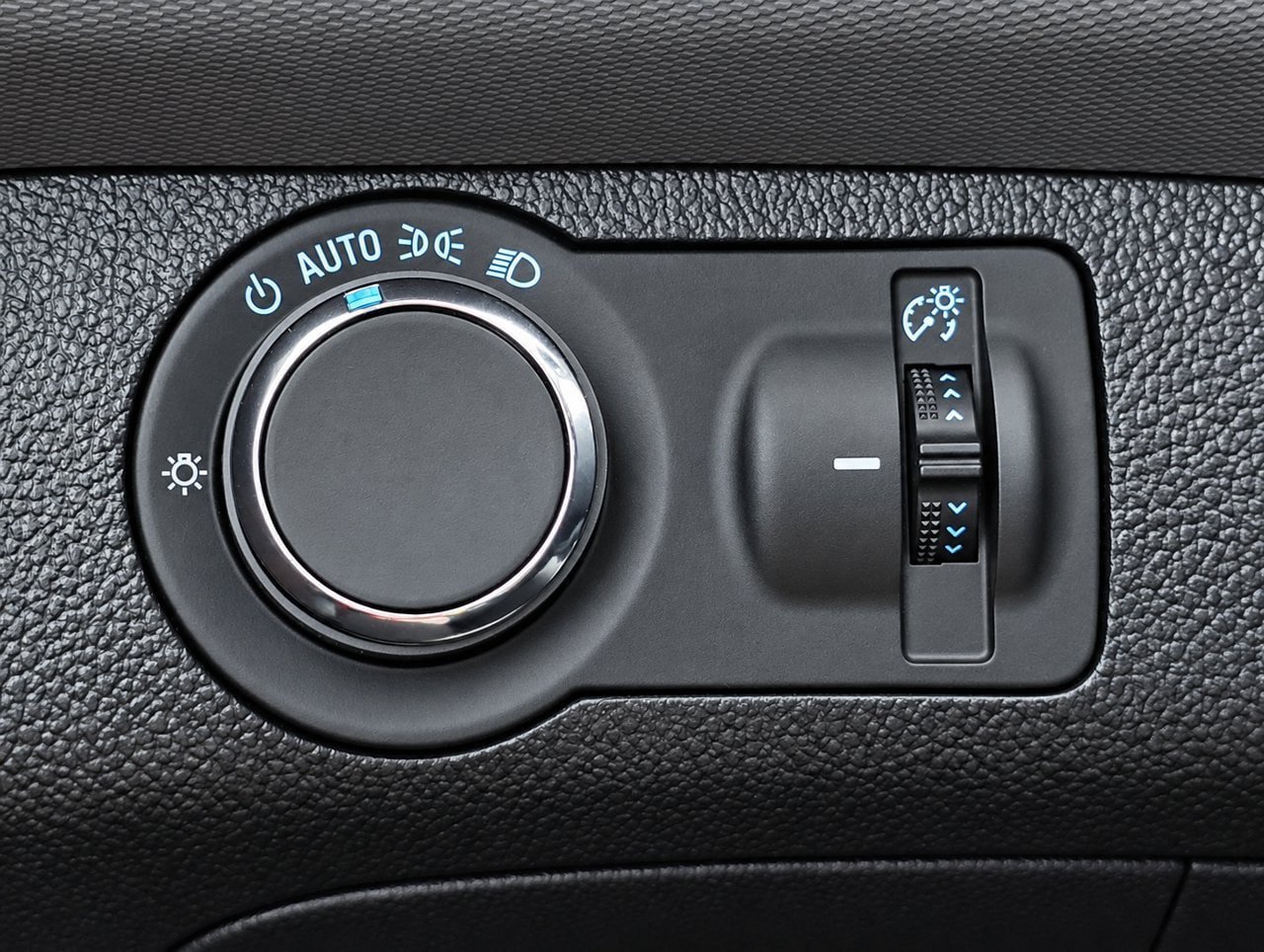 Certified 2014 Chevrolet Sonic LS FWD image 19