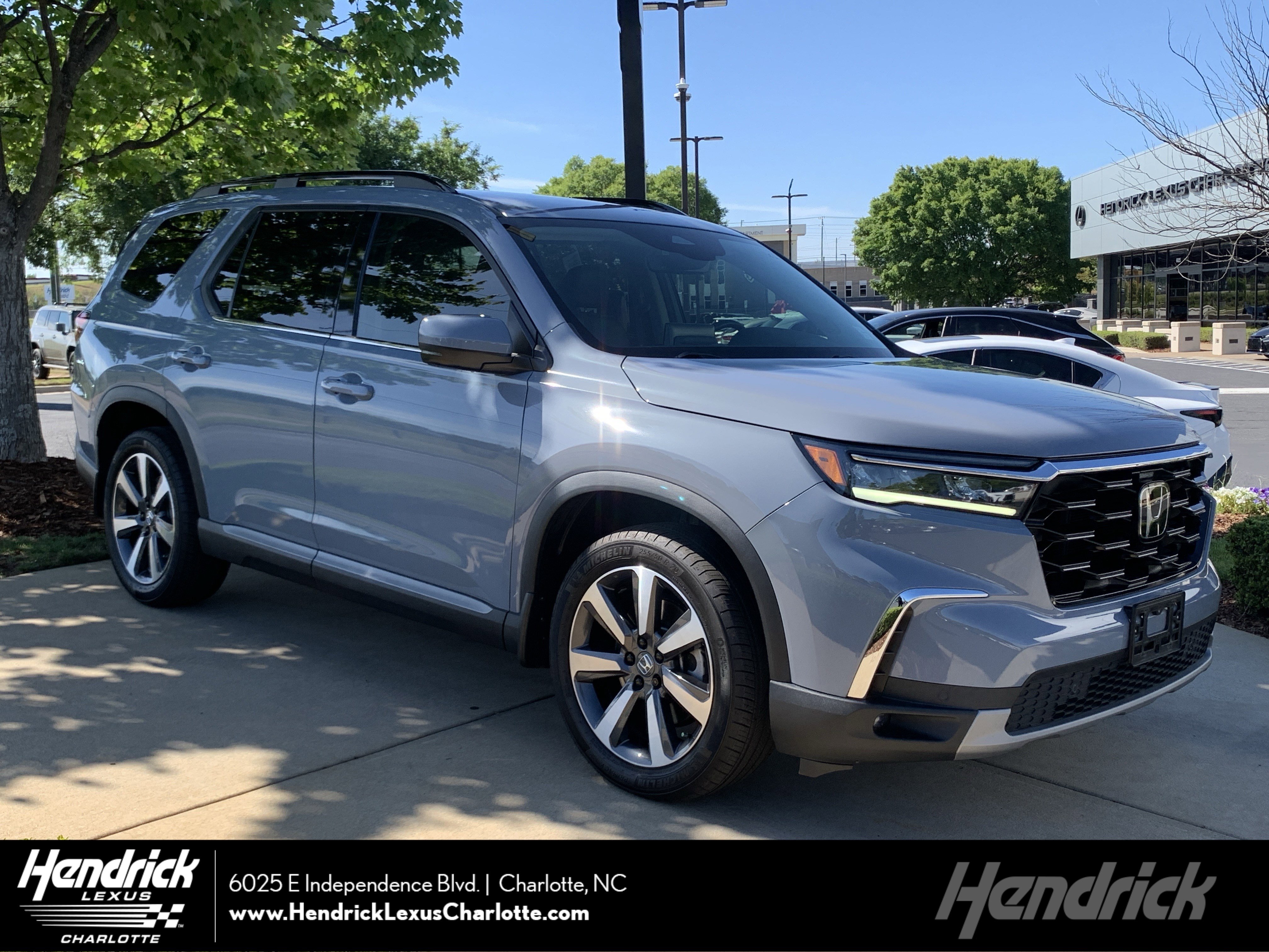 Used 2025 Honda Pilot Touring image 1