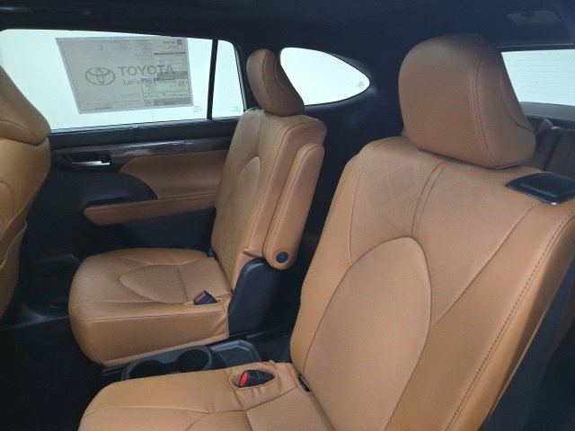 New 2026 Toyota Highlander Platinum image 18