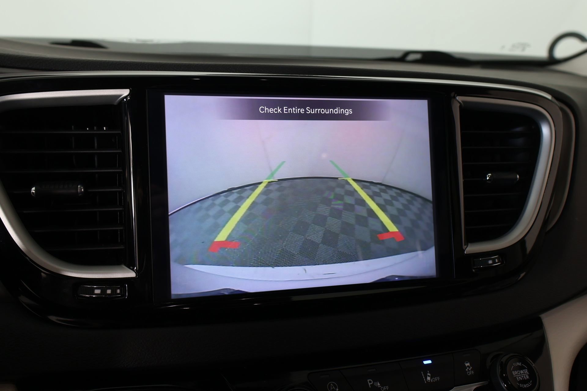 Used 2023 Chrysler Pacifica Touring-L image 6