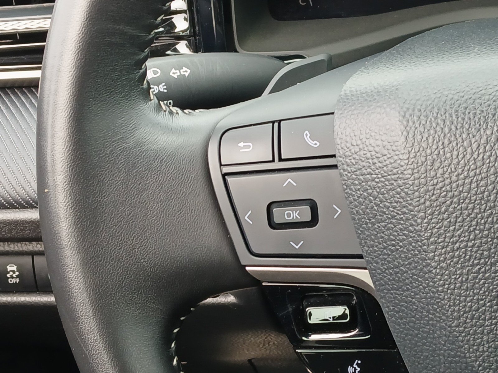 Used 2025 Toyota Camry SE FWD image 9