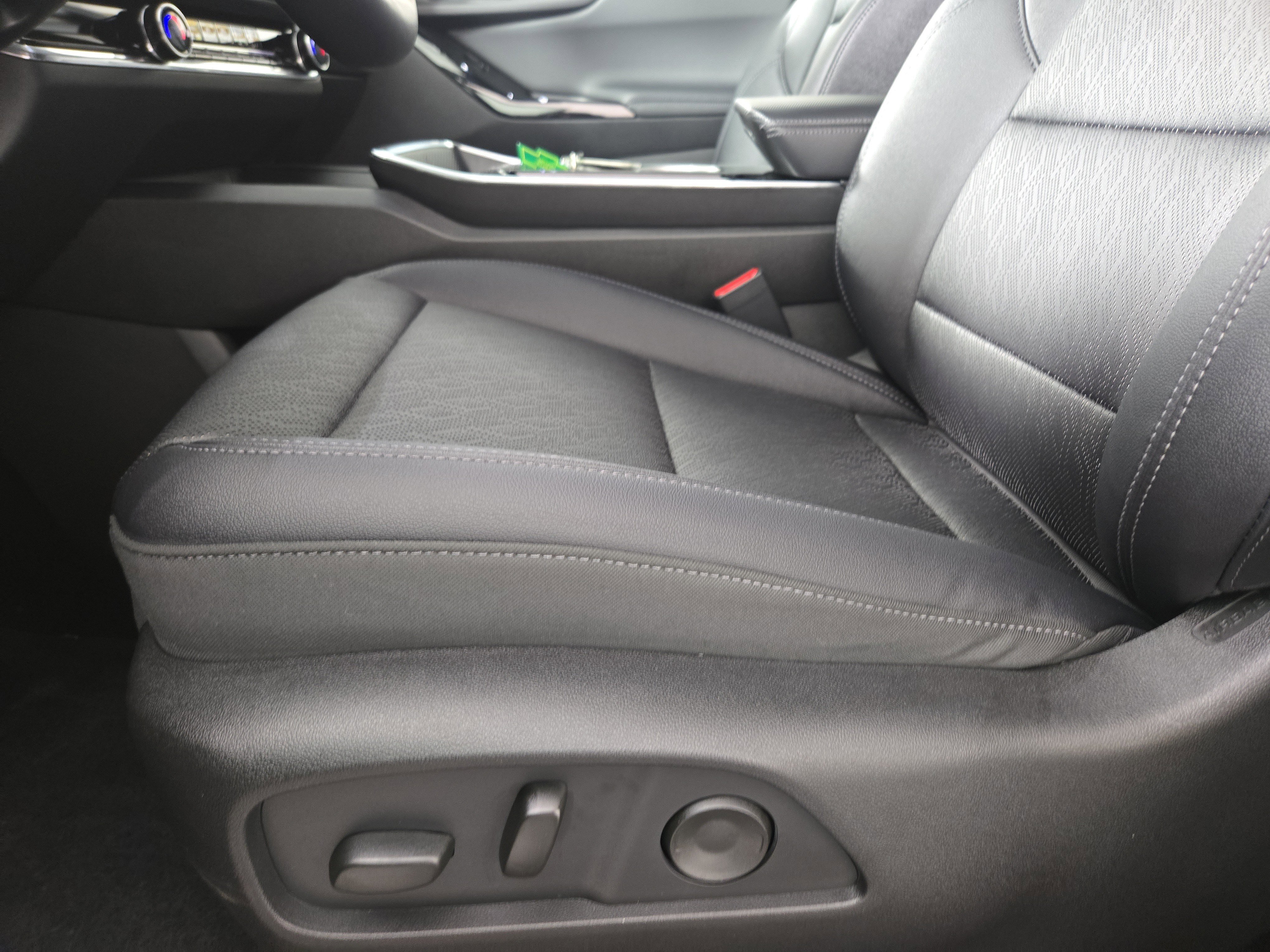 Used 2025 Chevrolet Equinox LT w/ Convenience Package II image 31