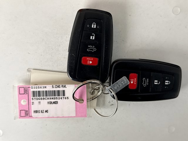 Used 2021 Toyota Highlander XLE AWD/4WD image 23