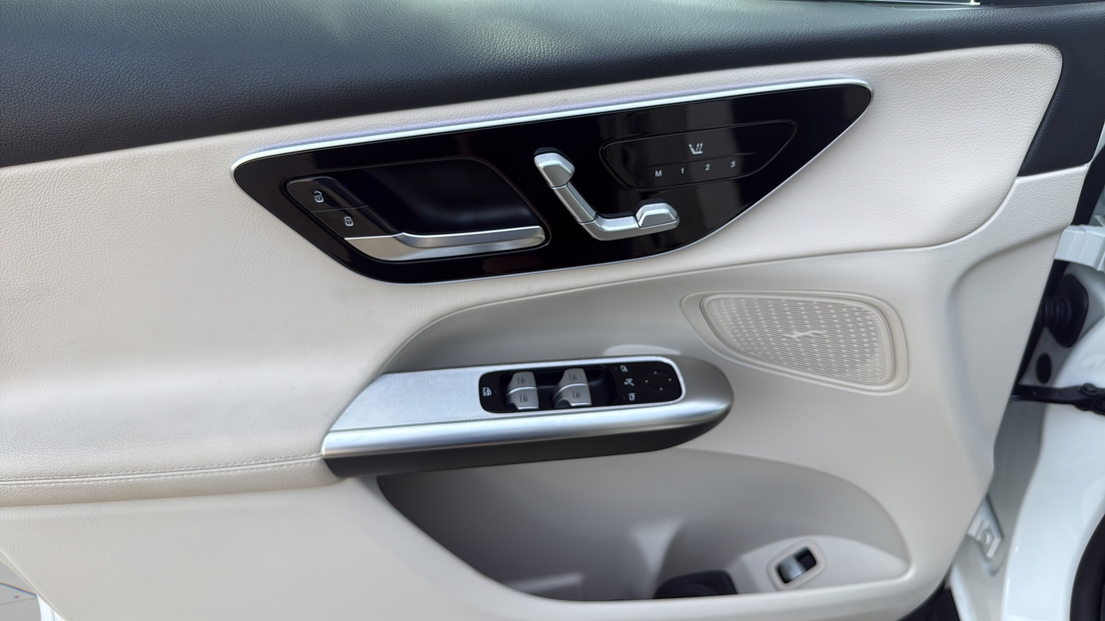 Certified 2025 Mercedes-Benz GLC 300 4MATIC image 11