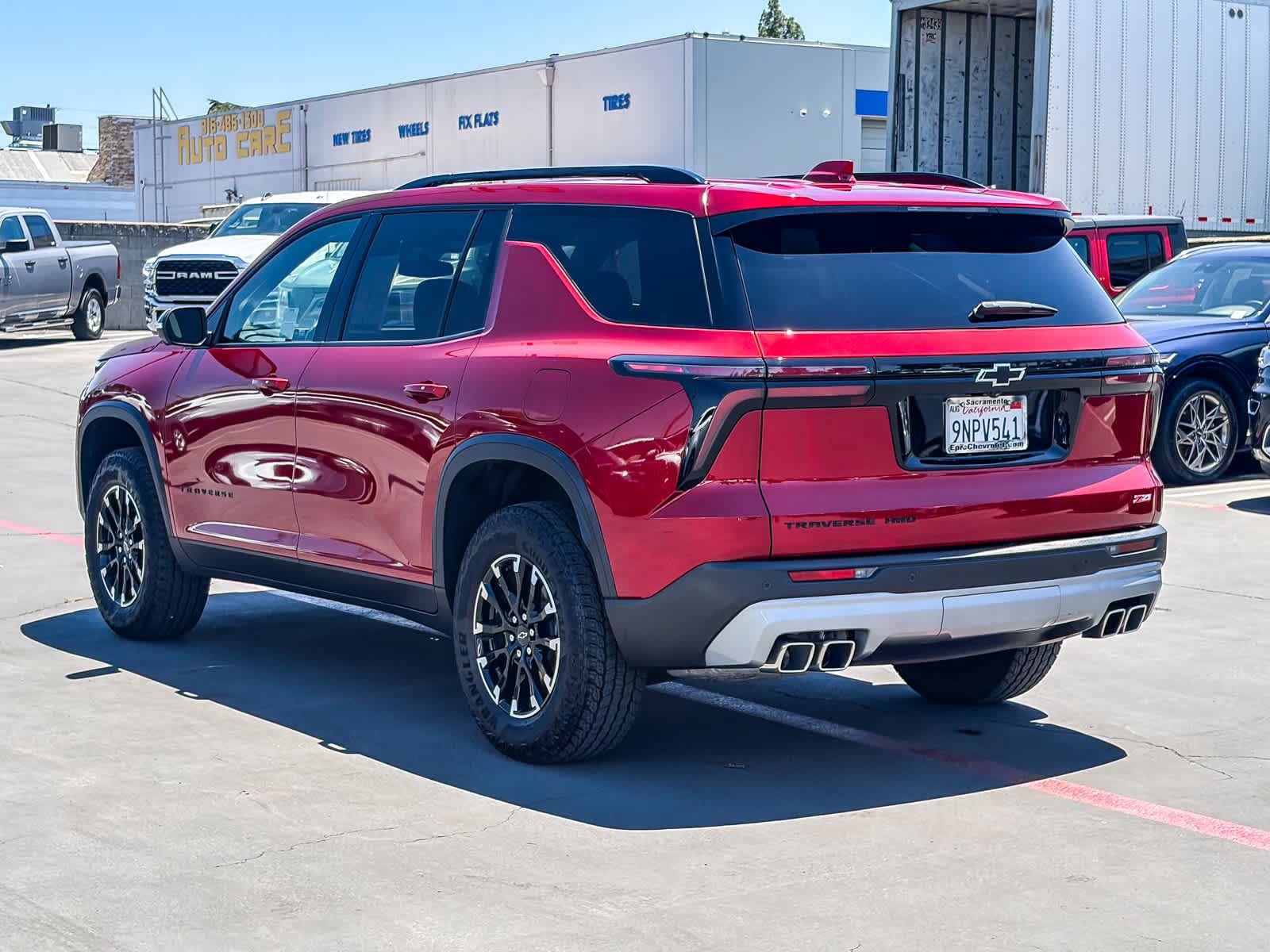 Used 2024 Chevrolet Traverse Z71 AWD/4WD image 2