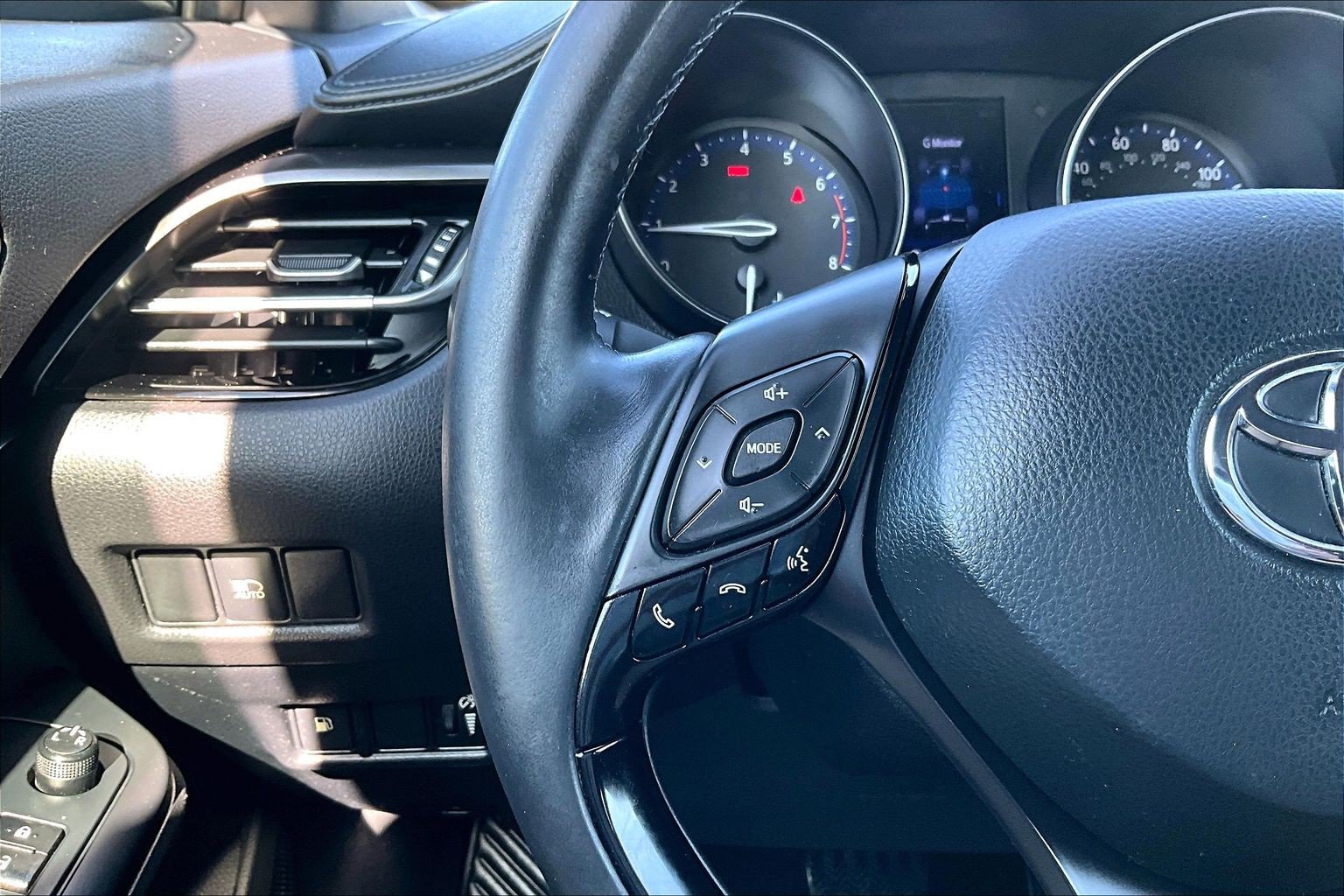 Used 2018 Toyota C-HR XLE FWD image 19