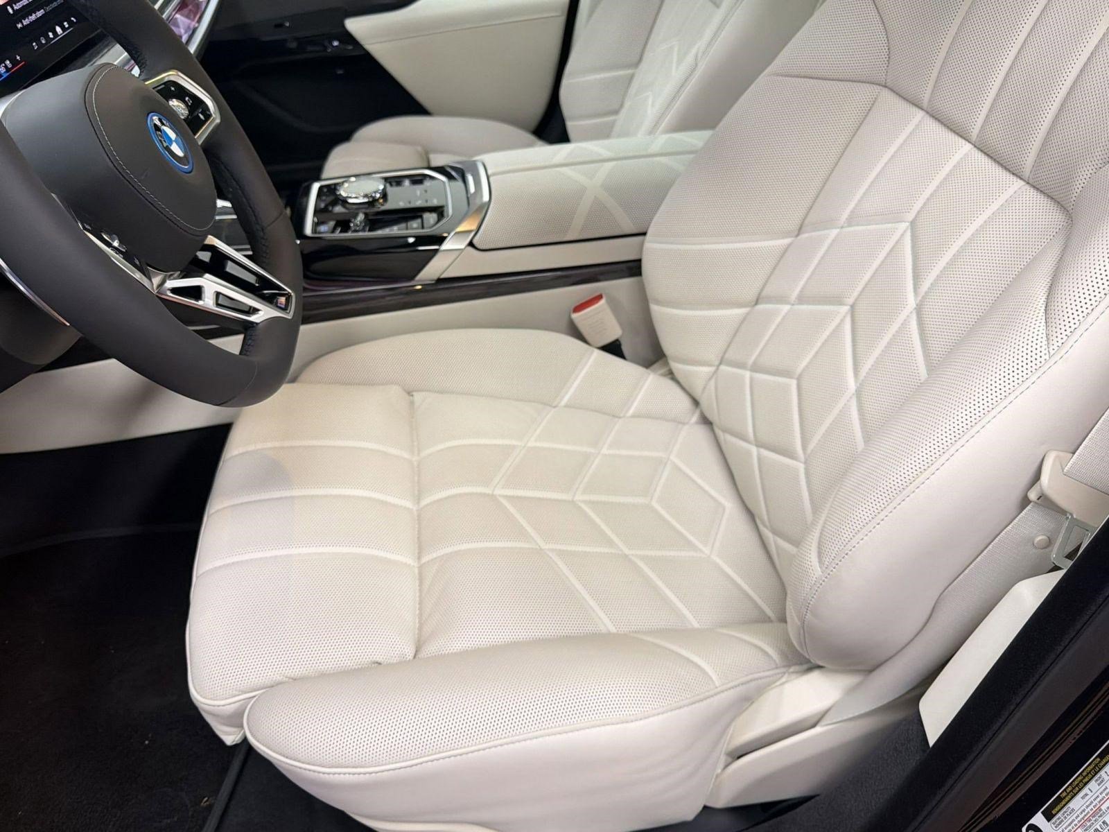 Used 2026 BMW i7 eDrive50 w/ Executive Package image 19